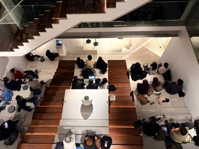 FEZH 보텍스 갤러리 계단식 좌석에 앉은 관람객들